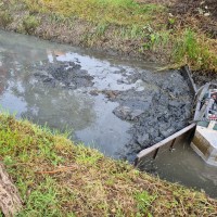 Bagger schuiven met mini schuifboot